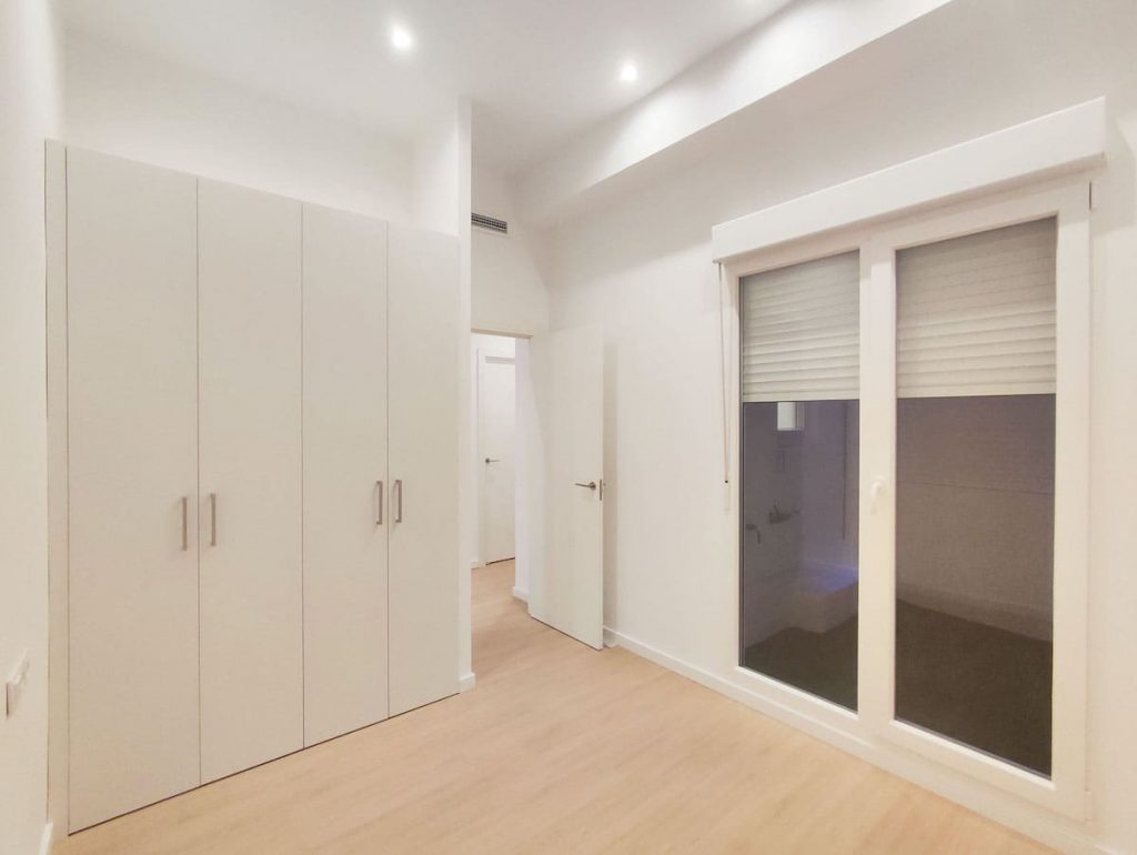 Dormitorio reformado en vivienda de calle Centelles Valencia