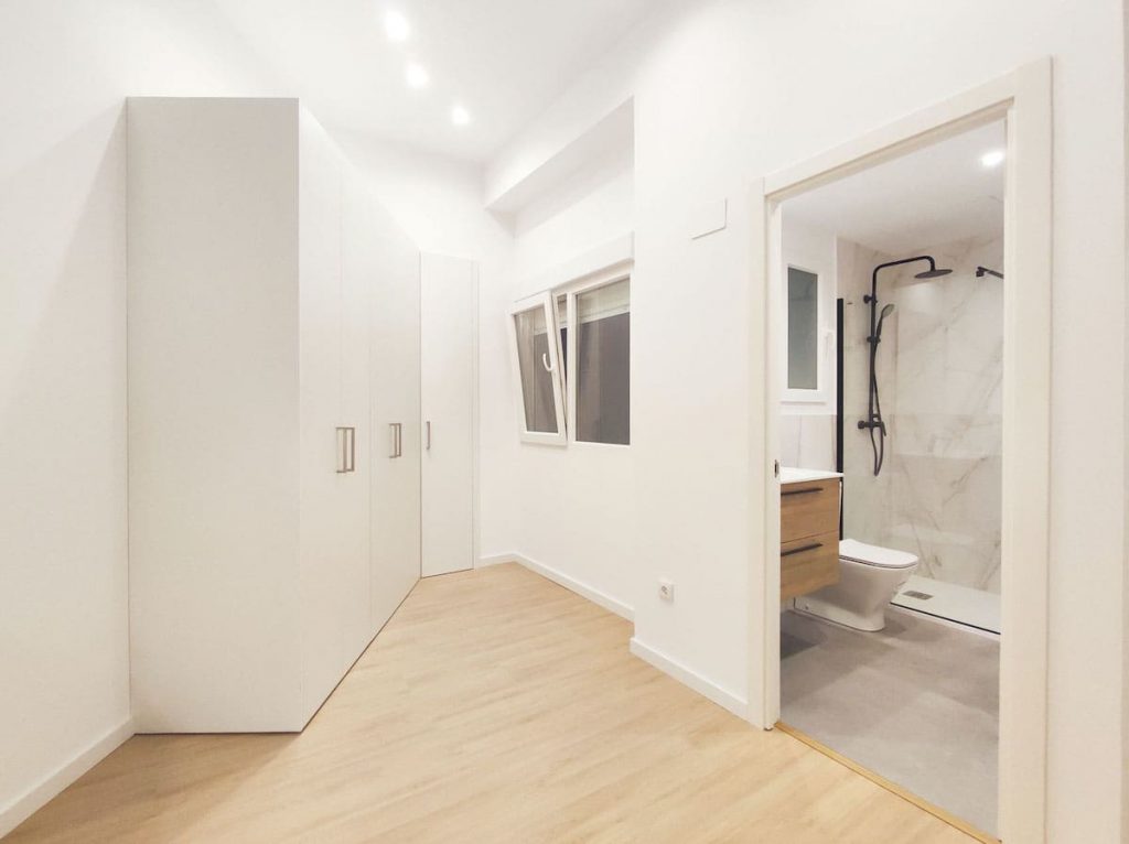 Dormitorio reformado en vivienda de calle Centelles Valencia