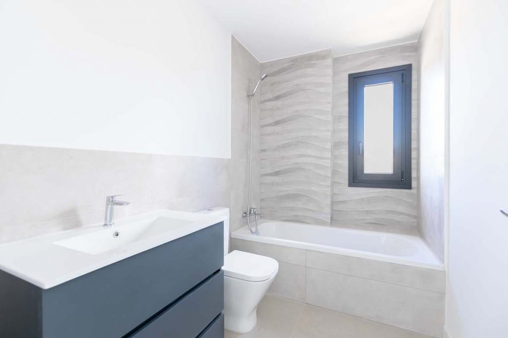 Baño moderno en viviendas unifamiliares en San Antonio de Benagéber