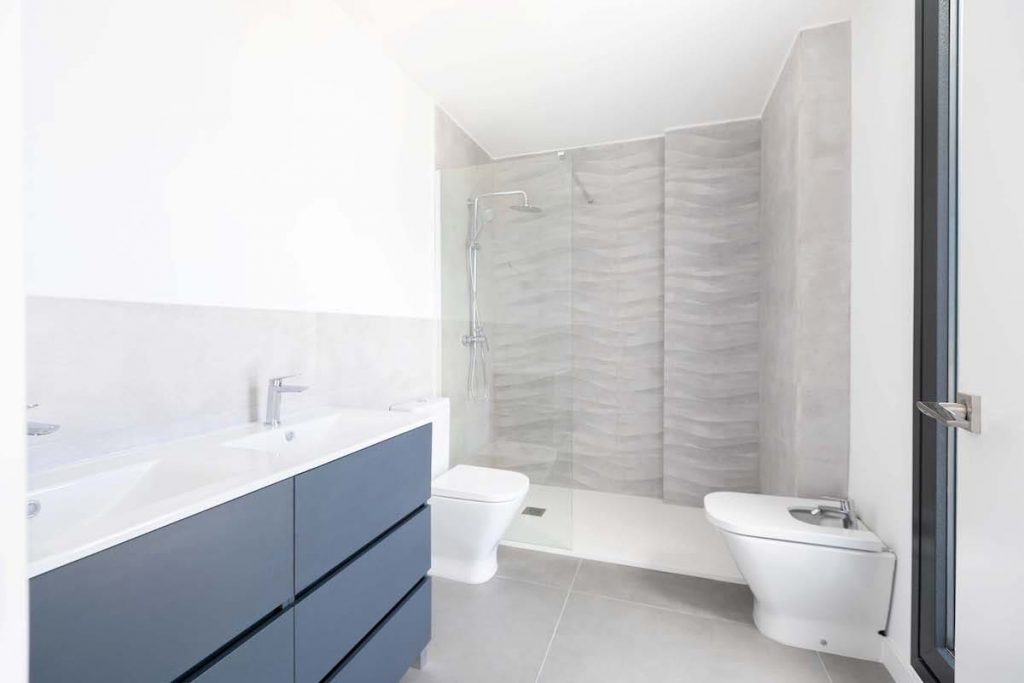 Baño moderno en viviendas unifamiliares en San Antonio de Benagéber