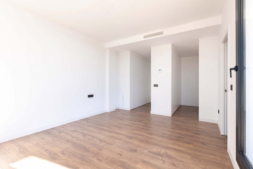 Dormitorio principal con vestidor y terraza en vivienda unifamiliar