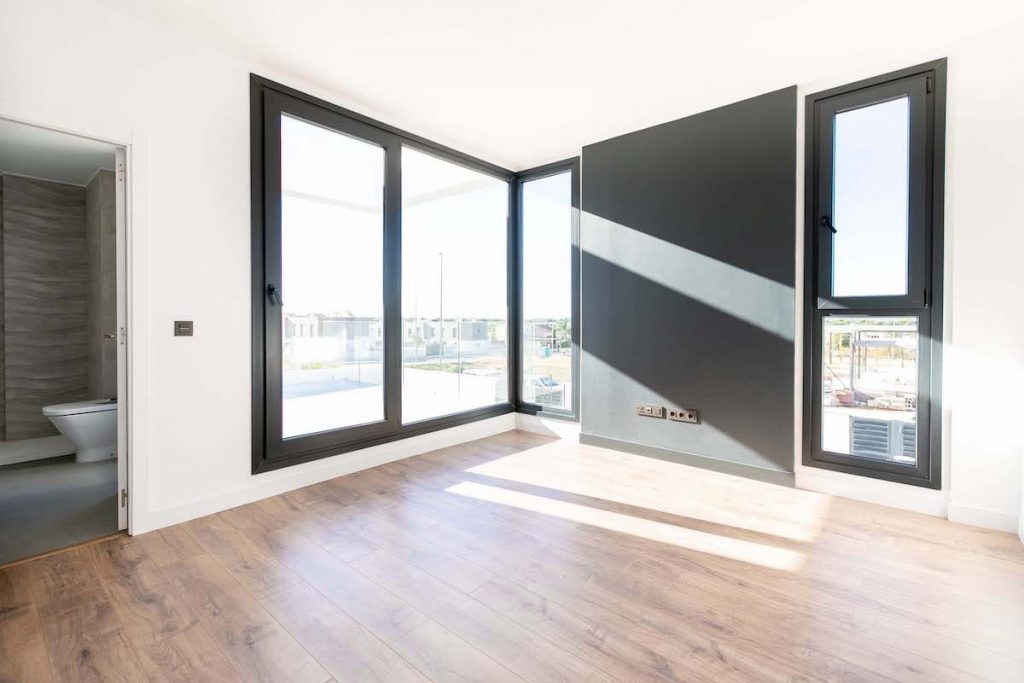 Dormitorio principal con vestidor y terraza en vivienda unifamiliar