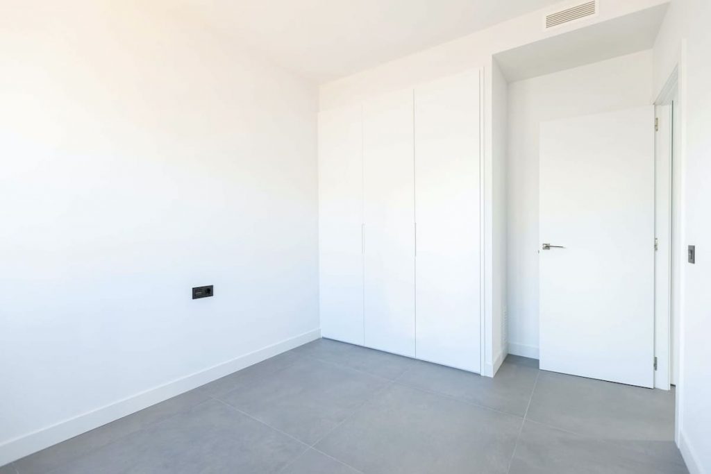Dormitorio secundario con grandes armarios
