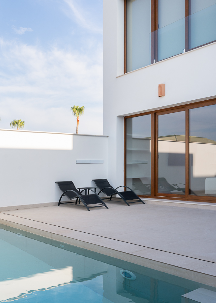 Terraza exterior y zona de piscina