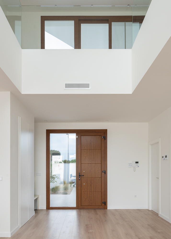 Acceso principal a la vivienda unifamiliar