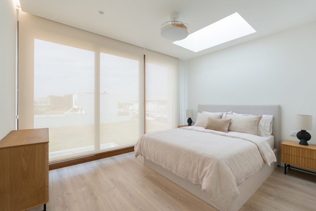 Dormitorio principal con lucernario