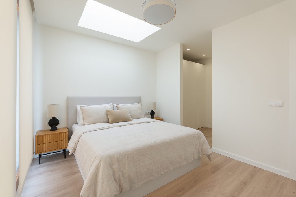 Dormitorio principal con lucernario