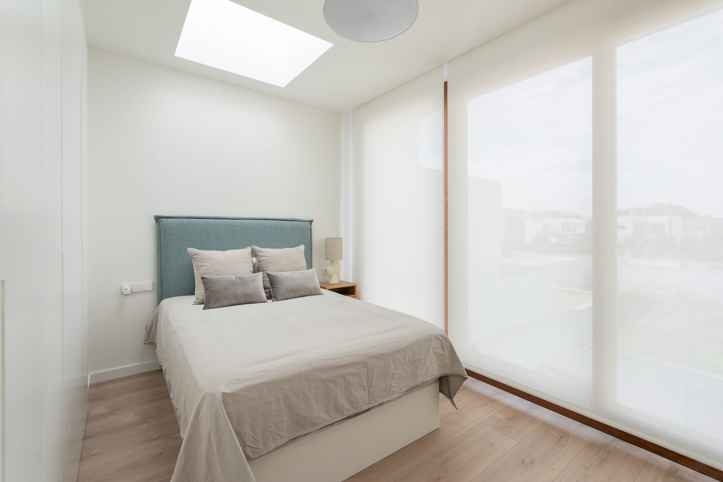 Dormitorio secundario con lucernario