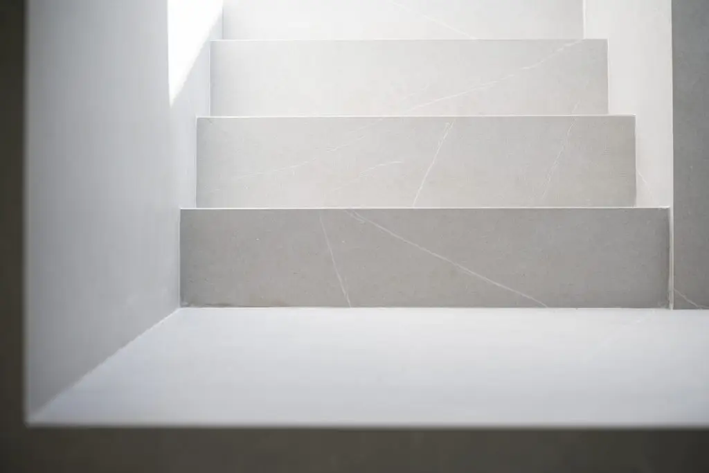 Detalle de materiales contemporáneos en vivienda unifamiliar rehabilitada en Córdoba