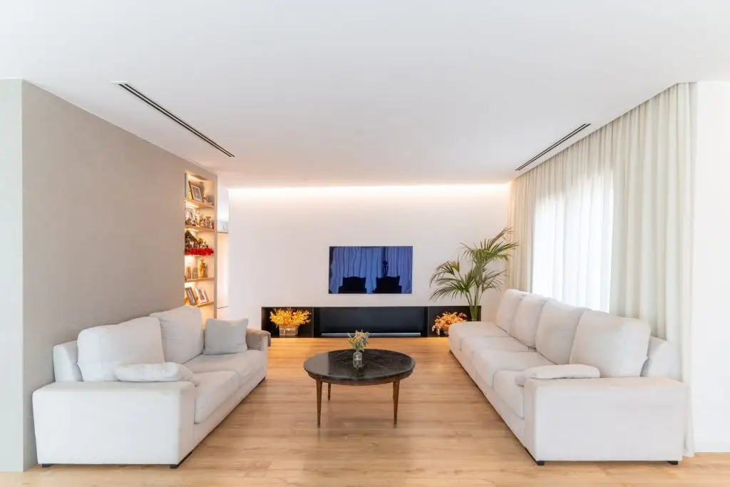 Rehabilitación vivienda unifamiliar en Córdoba, salón abierto al jardín con grandes ventanales