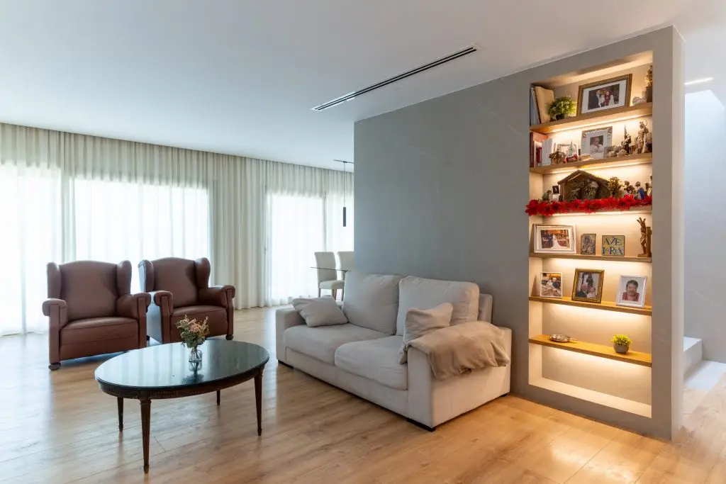 Rehabilitación vivienda unifamiliar en Córdoba, salón abierto al jardín con grandes ventanales