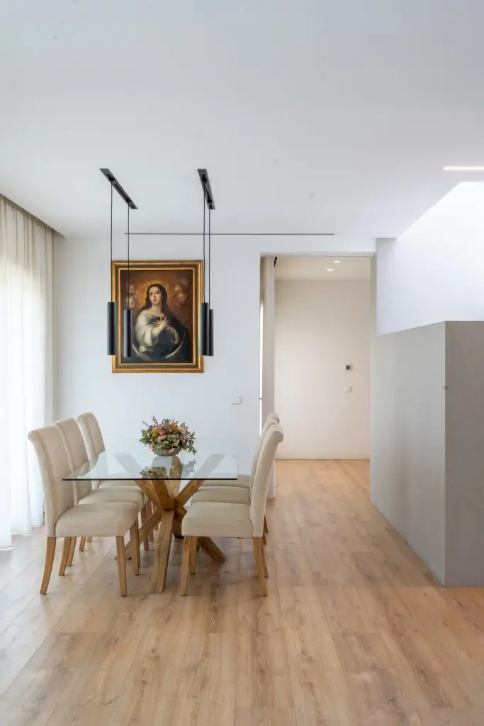 Detalle de materiales contemporáneos en vivienda unifamiliar rehabilitada en Córdoba