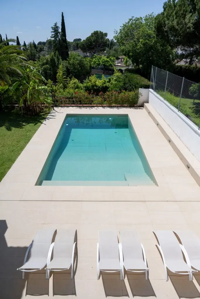 Rehabilitación vivienda unifamiliar en Córdoba, porche abierto a piscina Casa en Sansueña