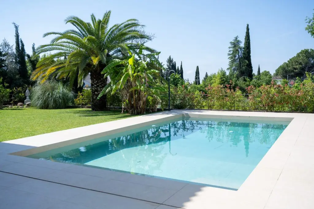 Piscina en vivienda unifamiliar rehabilitada en Córdoba, Casa en Sansueña con porche y jardín
