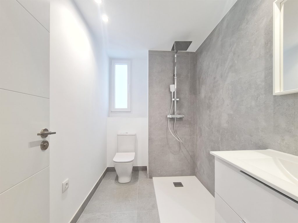 Baño reformado en apartamento Avenida del Cid Valencia