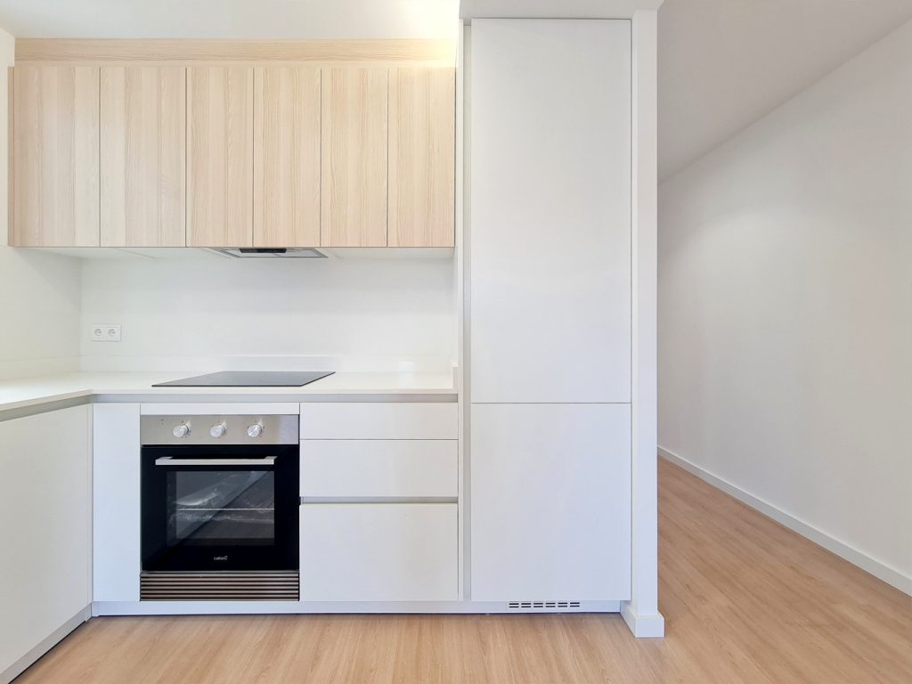 Cocina abierta en apartamento reformado Avenida del Cid Valencia