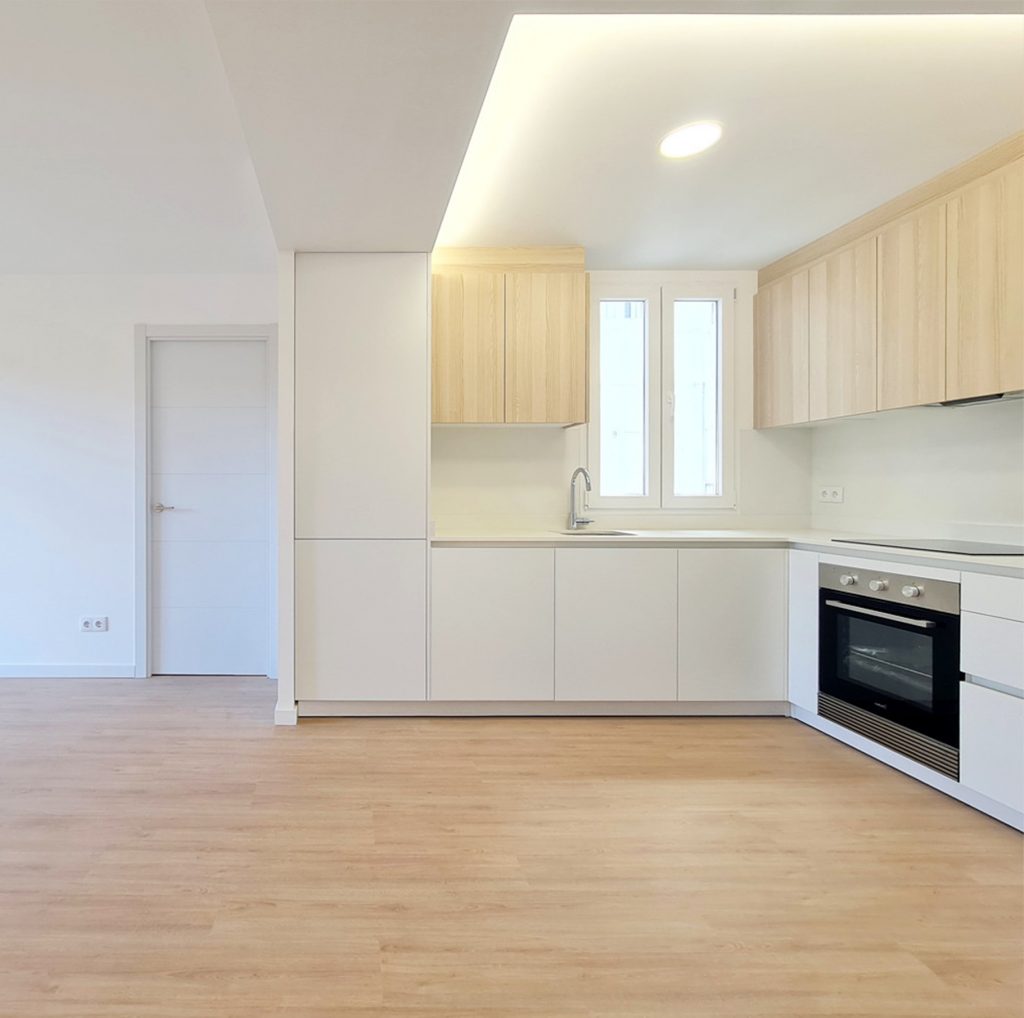 Zona de salón y cocina abierta en apartamento Avenida del Cid Valencia