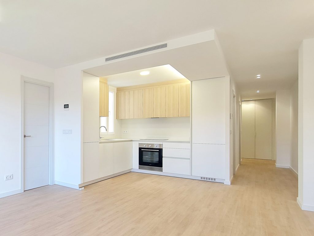 Zona de salón y cocina abierta en apartamento Avenida del Cid Valencia