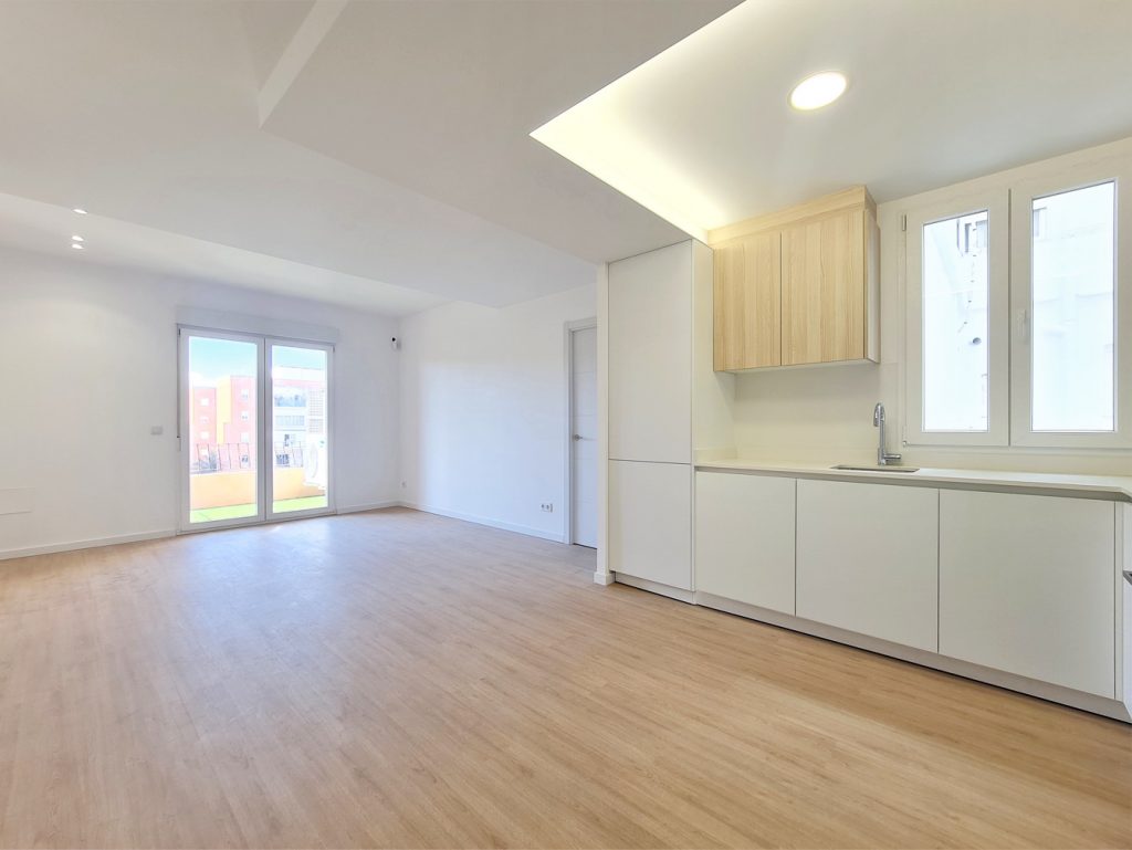Zona de salón y cocina abierta en apartamento Avenida del Cid Valencia