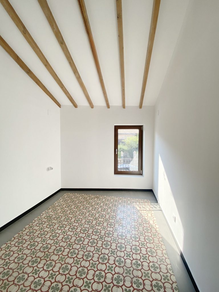 Dormitorio en planta primera de casa de pueblo Alfara