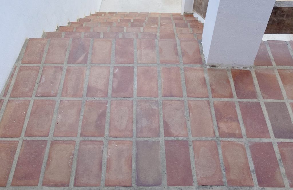Patio trasero reformado en casa de pueblo Alfara