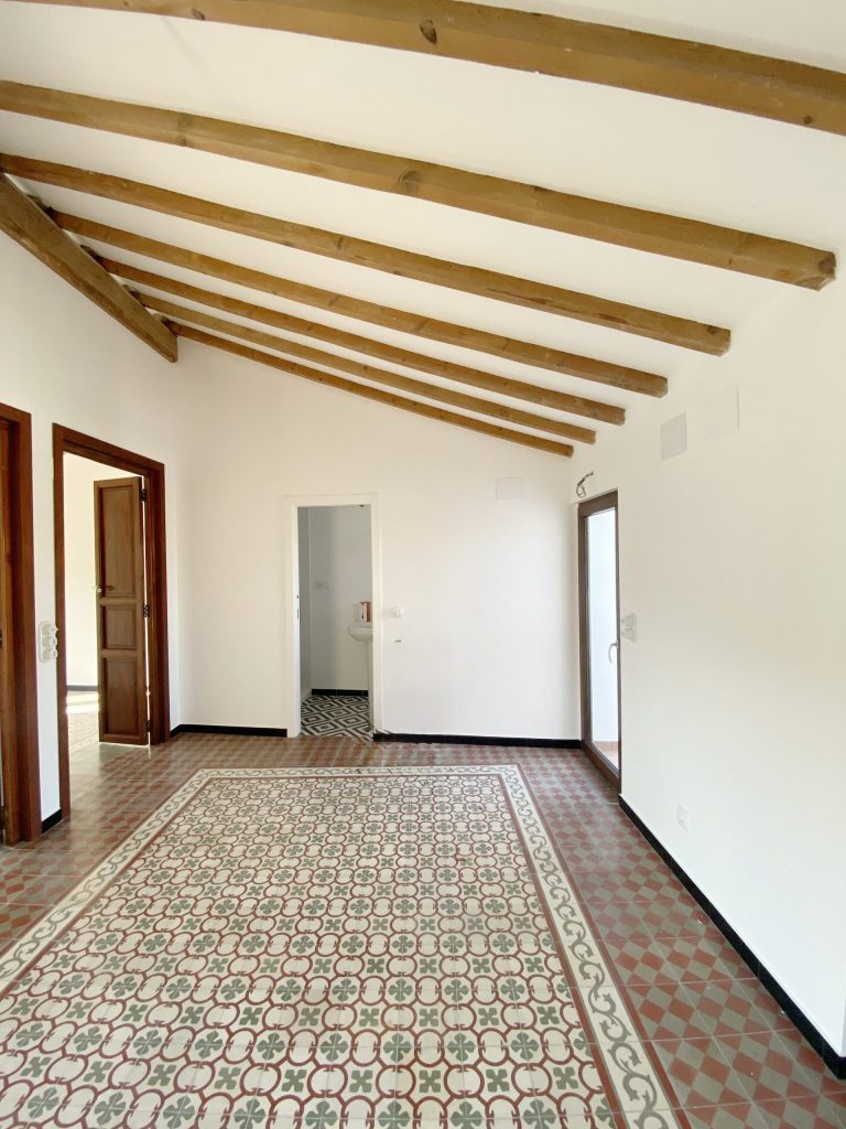 Zona de lectura en planta primera de casa de pueblo Alfara