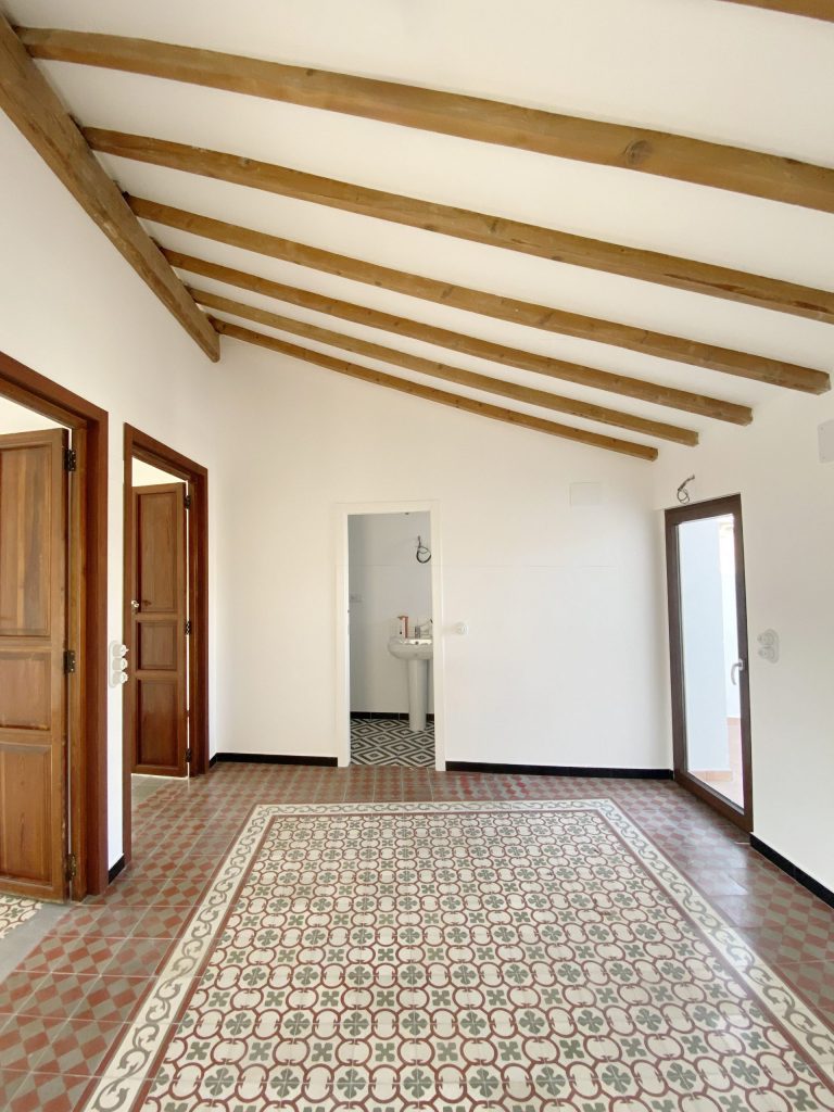 Zona de lectura en planta primera de casa de pueblo Alfara