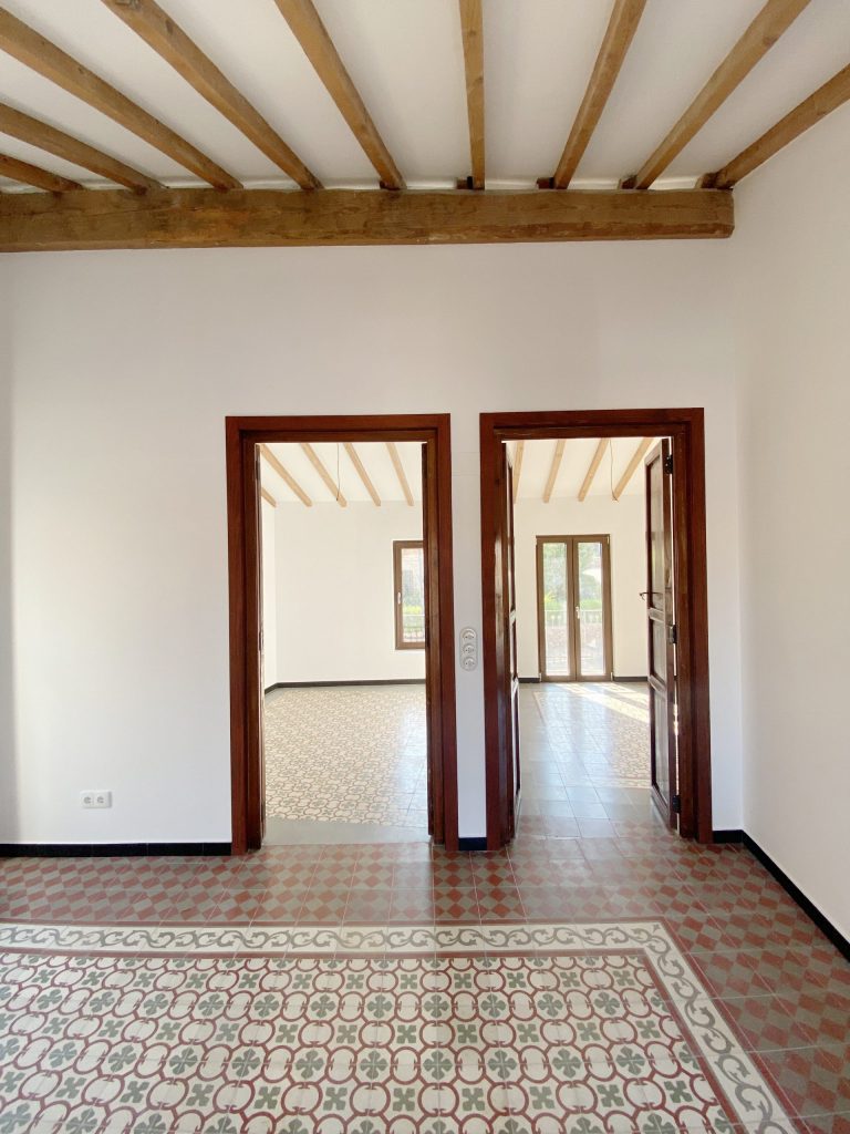 Zona de lectura en planta primera de casa de pueblo Alfara