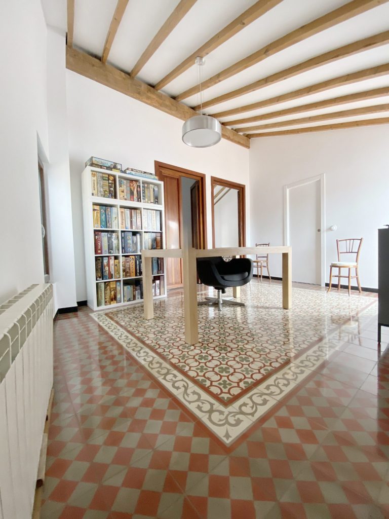 Zona de lectura en planta primera de casa de pueblo Alfara