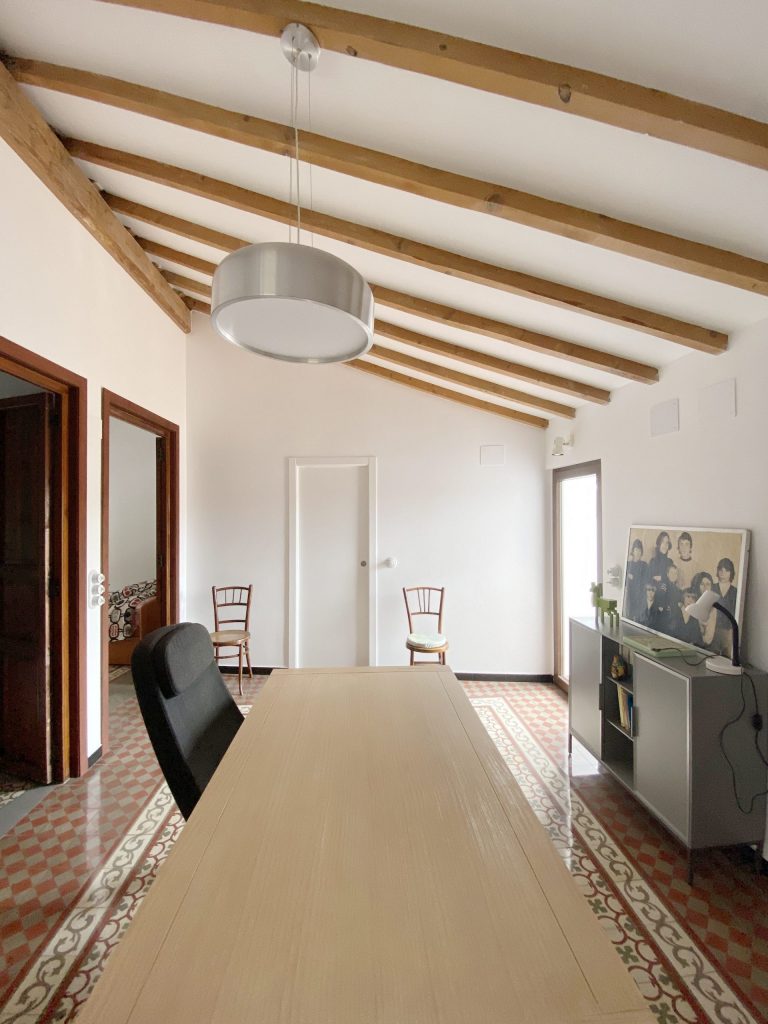 Zona de lectura en planta primera de casa de pueblo Alfara